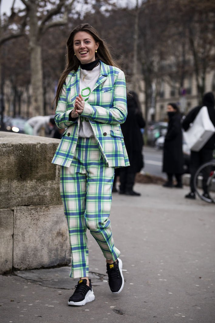 换上鲜色或饰图案的西裤、西装,即可打破西黑色波鞋的刻板